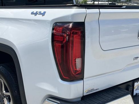 Used 2022 GMC Sierra 1500 SLT w/ SLT Convenience Package AWD/4WD image 12