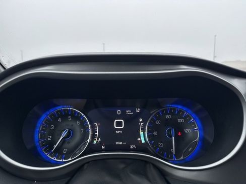 Used 2025 Chrysler Pacifica Select image 9