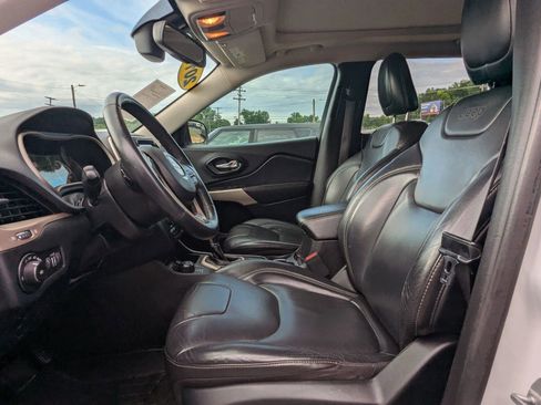 Used 2017 Jeep Cherokee Limited AWD/4WD image 16