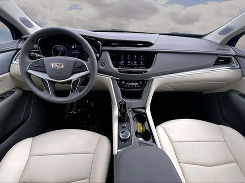 Used 2025 Cadillac XT5 Premium Luxury FWD image 7