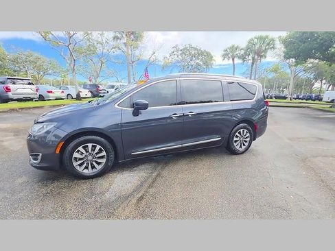 Used 2020 Chrysler Pacifica Touring-L Plus image 41