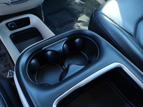 Used 2023 Chrysler Pacifica Touring-L image 30