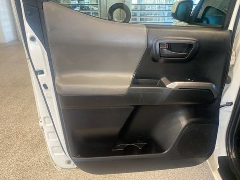Used 2022 Toyota Tacoma SR5 RWD image 30