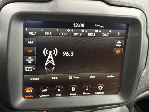 Used 2023 Jeep Renegade Latitude AWD/4WD image 15