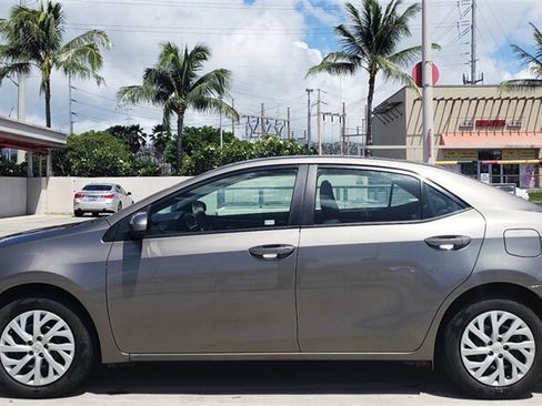 Used 2018 Toyota Corolla LE FWD image 2