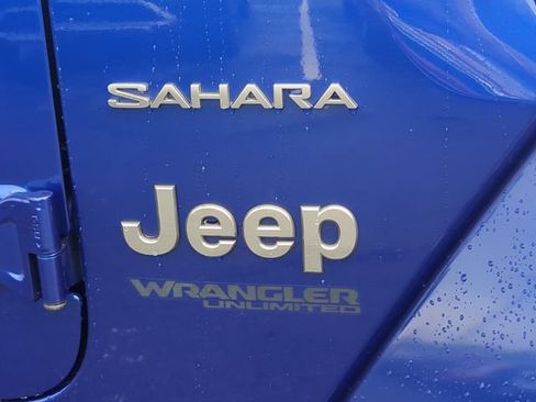 Used 2018 Jeep Wrangler Unlimited Sahara AWD/4WD image 13