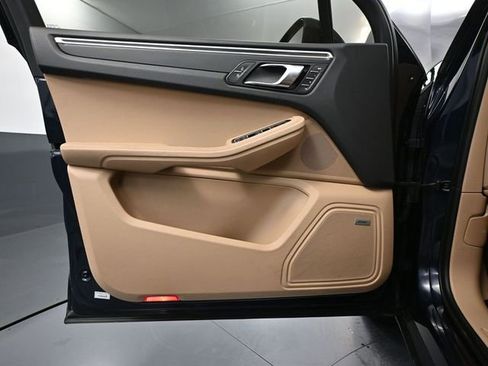Used 2022 Porsche Macan Base image 17