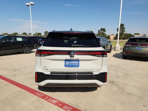 New 2026 Volkswagen Tiguan SE R-Line FWD image 6