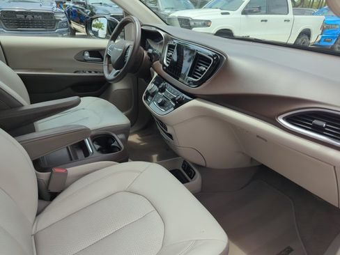 Used 2018 Chrysler Pacifica Touring-L w/ Advanced Safetytec Group FWD image 21