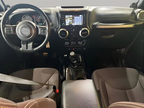 Used 2014 Jeep Wrangler Unlimited Sahara w/ Connectivity Group AWD/4WD image 13