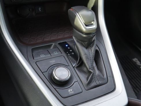 Used 2020 Toyota RAV4 Limited image 15