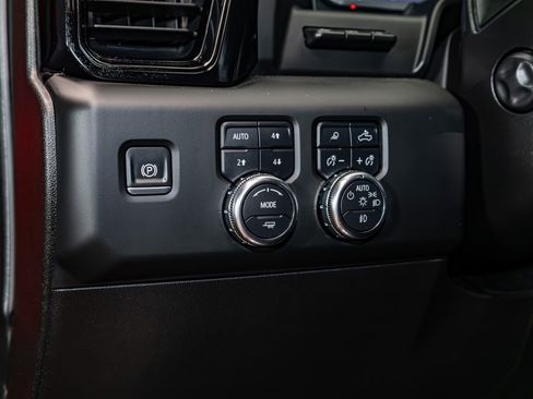 Used 2024 GMC Sierra 1500 AT4 w/ Technology Package AWD/4WD image 17