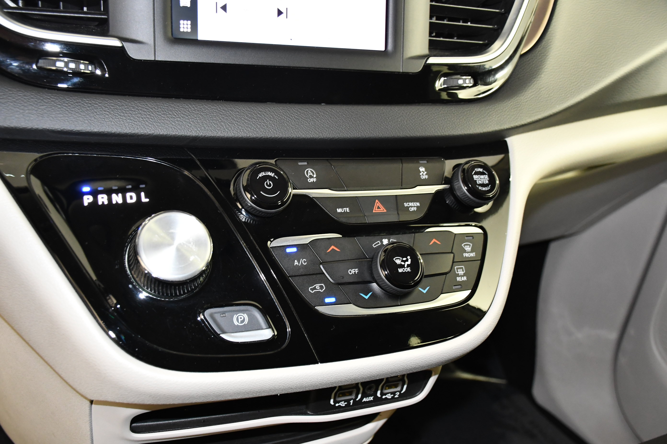 Used 2023 Chrysler Voyager LX FWD image 30