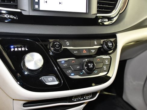 Used 2023 Chrysler Voyager LX FWD image 30