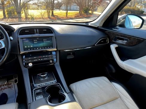 Used 2017 Jaguar F-PACE R-Sport image 29
