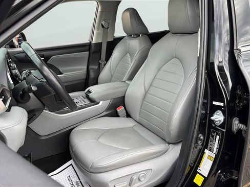 Used 2022 Toyota Highlander XLE AWD/4WD image 12