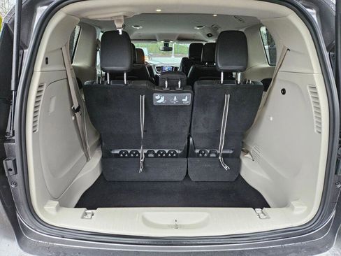 Used 2020 Chrysler Pacifica Touring-L Plus image 9