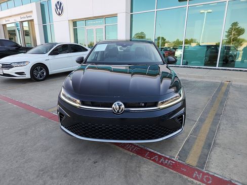 Certified 2025 Volkswagen Jetta SE image 2