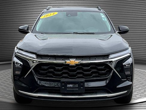 Used 2024 Chevrolet Trax LT w/ Driver Confidence Package FWD image 2