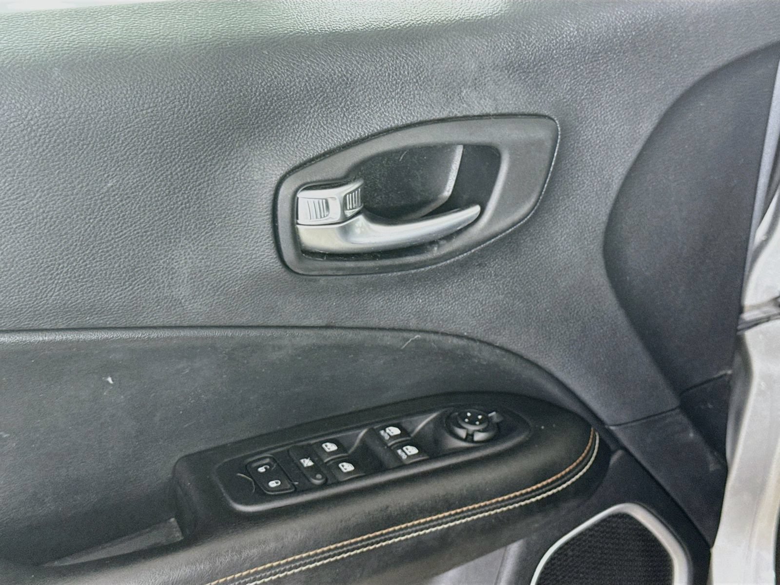 Used 2019 Jeep Compass Latitude w/ Popular Equipment Group AWD/4WD image 11