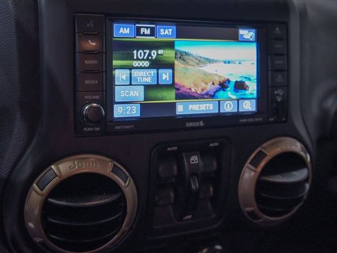 Used 2017 Jeep Wrangler Unlimited Sahara image 12