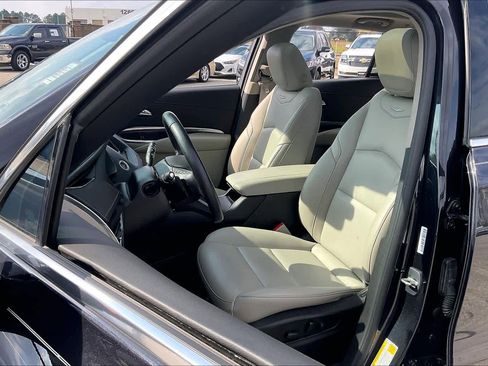 Used 2023 Cadillac XT4 Luxury w/ Cold Weather Package image 8