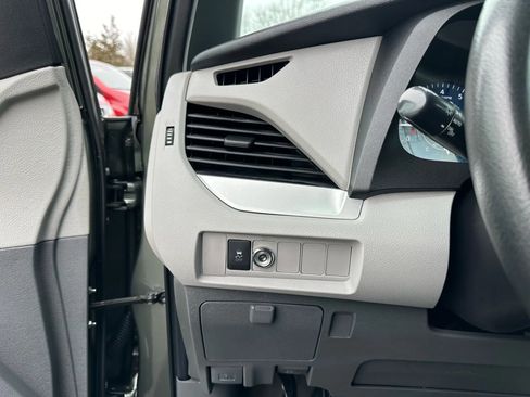 Used 2020 Toyota Sienna L image 22