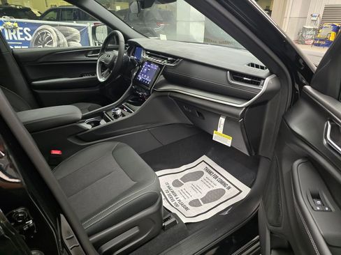 New 2025 Jeep Grand Cherokee Laredo w/ Luxury Tech Group I RWD image 29