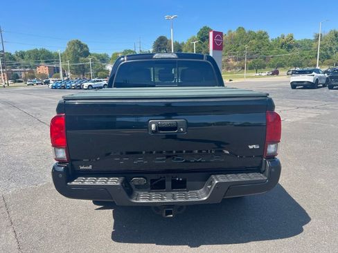 Used 2018 Toyota Tacoma TRD Sport w/ Technology Package image 4