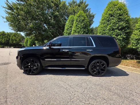 Used 2018 Cadillac Escalade Luxury AWD/4WD image 2