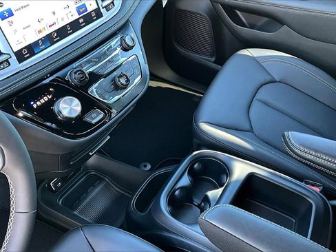 New 2026 Chrysler Pacifica Select image 29