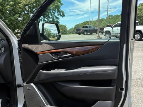 Used 2020 Cadillac Escalade ESV Luxury AWD/4WD image 37