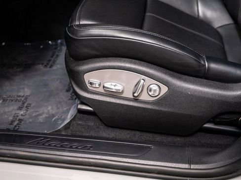 Used 2025 Porsche Macan image 26