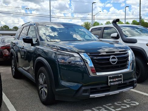 Used 2025 Nissan Pathfinder SL AWD/4WD image 2