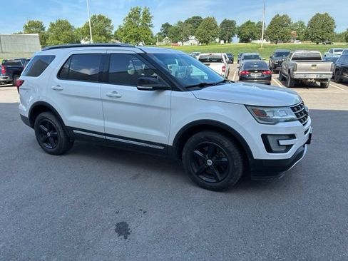 Used 2016 Ford Explorer XLT w/ Equipment Group 202A AWD/4WD image 4
