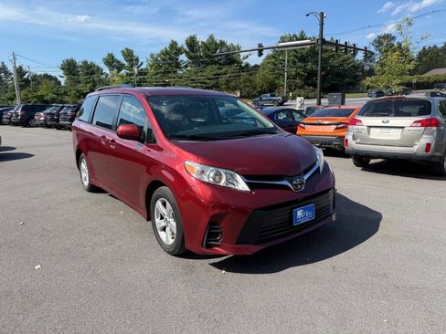 Used 2019 Toyota Sienna LE image 3