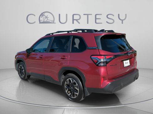 Used 2025 Subaru Forester Premium AWD/4WD image 5