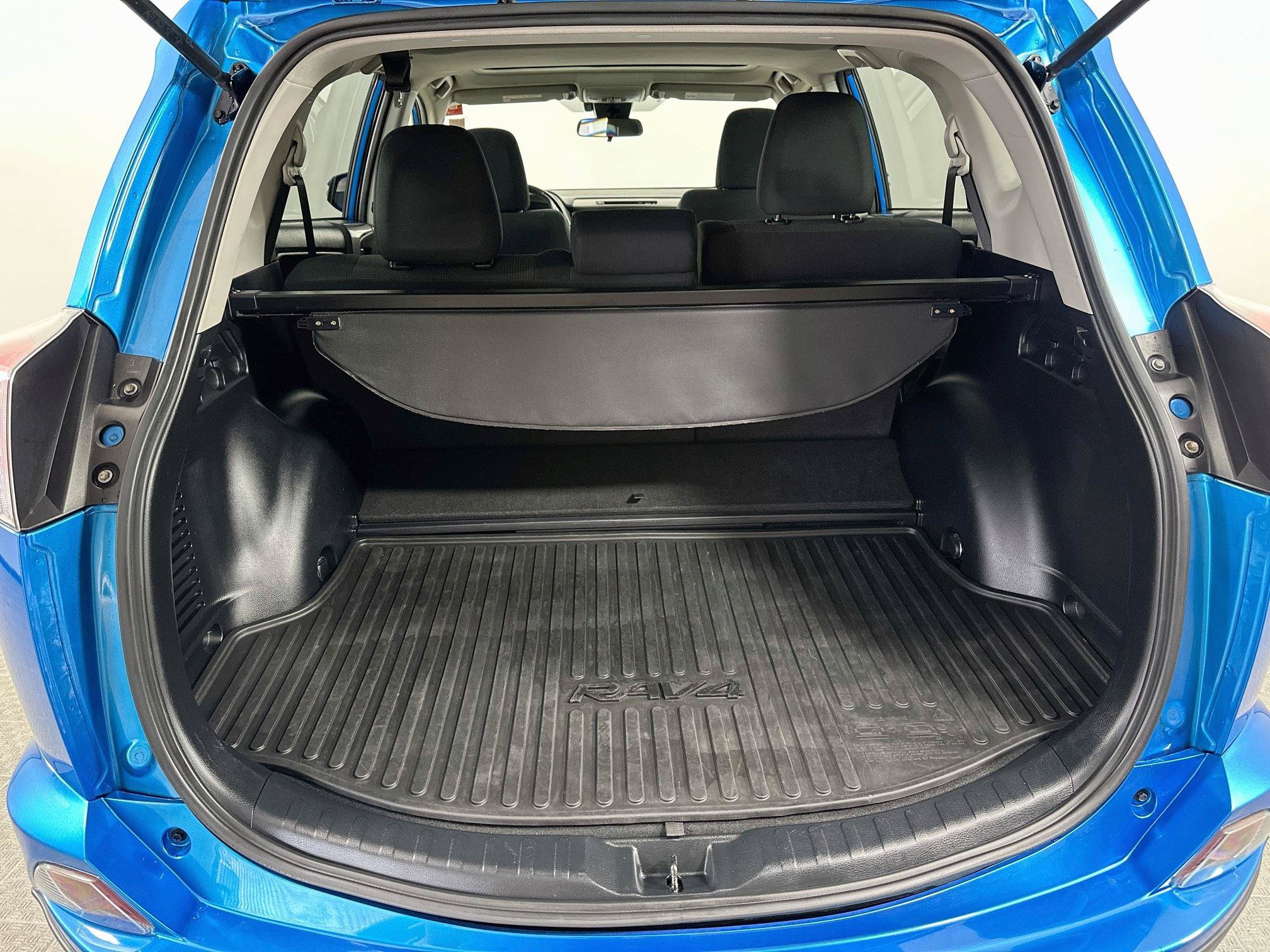 Used 2018 Toyota RAV4 XLE AWD/4WD image 24