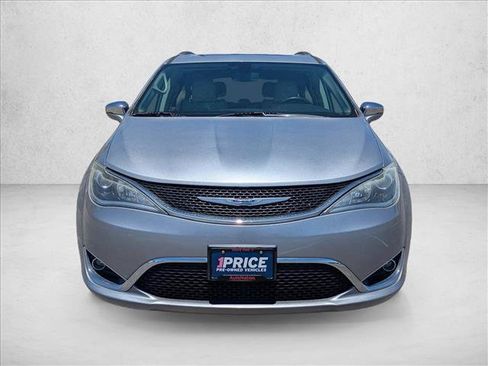 Used 2019 Chrysler Pacifica Limited FWD image 2