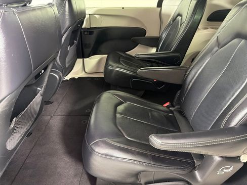 Used 2022 Chrysler Pacifica Touring-L FWD image 17