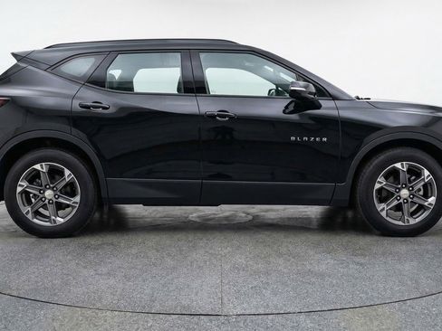 Used 2025 Chevrolet Blazer LT FWD image 11