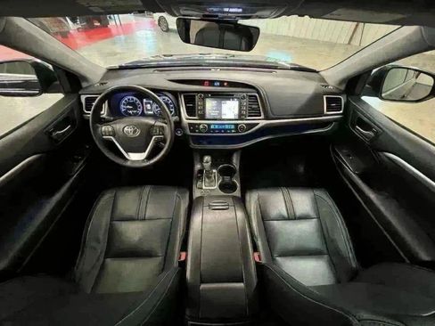 Used 2018 Toyota Highlander SE image 4