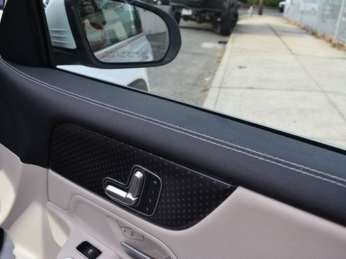 Used 2025 Mercedes-Benz GLB 250 4MATIC image 23