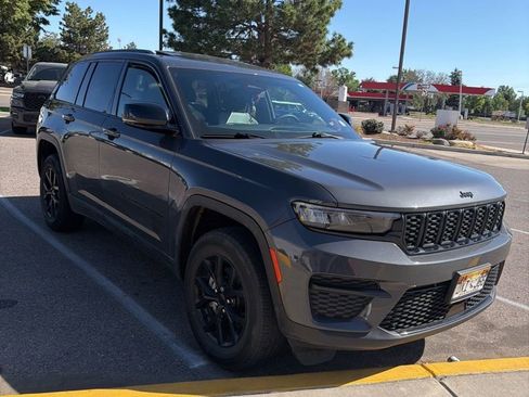 Used 2024 Jeep Grand Cherokee Altitude AWD/4WD image 2
