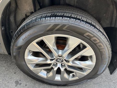 Used 2020 Toyota RAV4 XLE Premium image 8