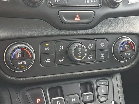 Used 2020 GMC Terrain SLT AWD/4WD image 17