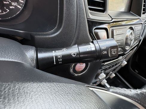 Used 2018 Nissan Pathfinder SV image 39