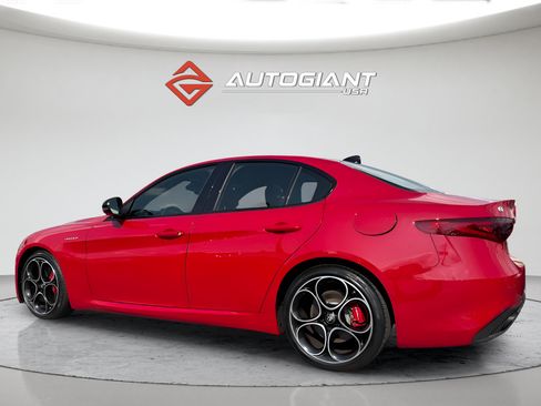 Used 2023 Alfa Romeo Giulia Veloce RWD image 4