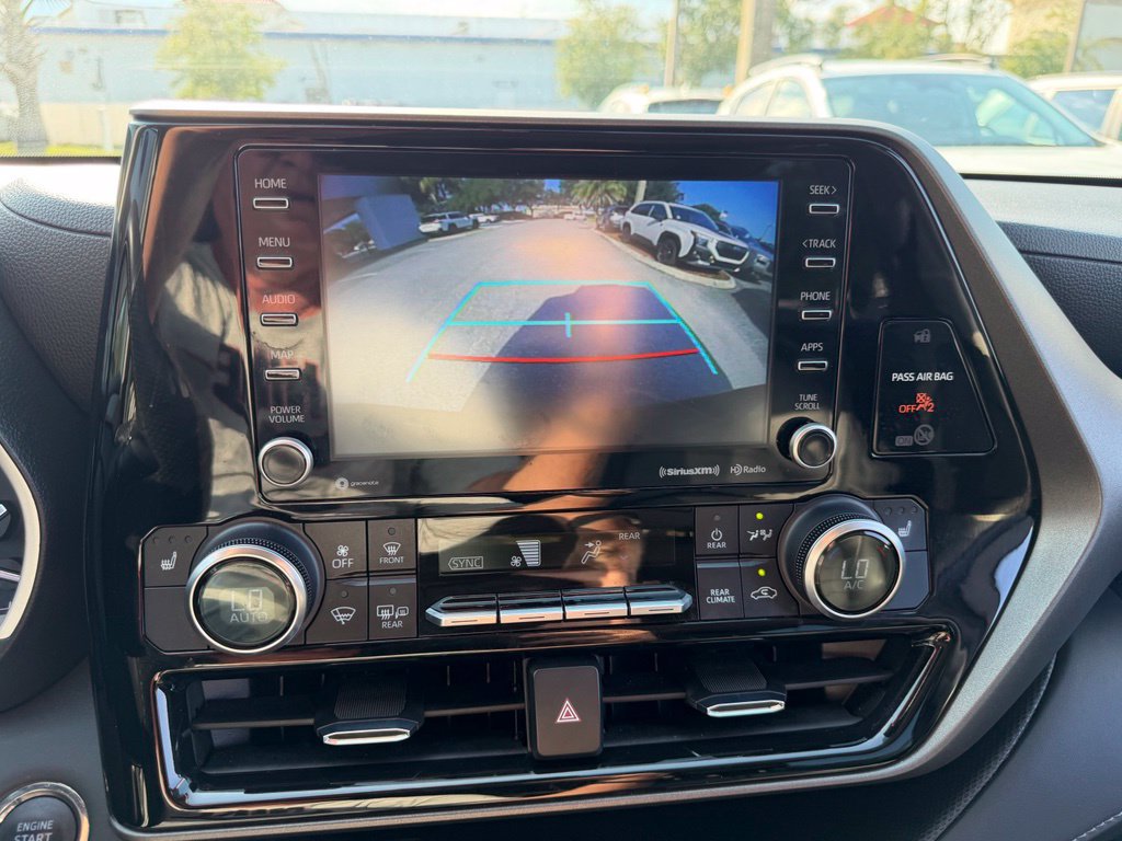 Used 2022 Toyota Highlander XLE AWD/4WD image 30