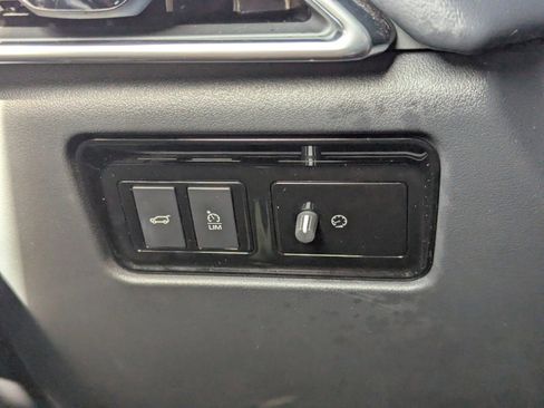 Used 2020 Jaguar F-PACE Premium image 32